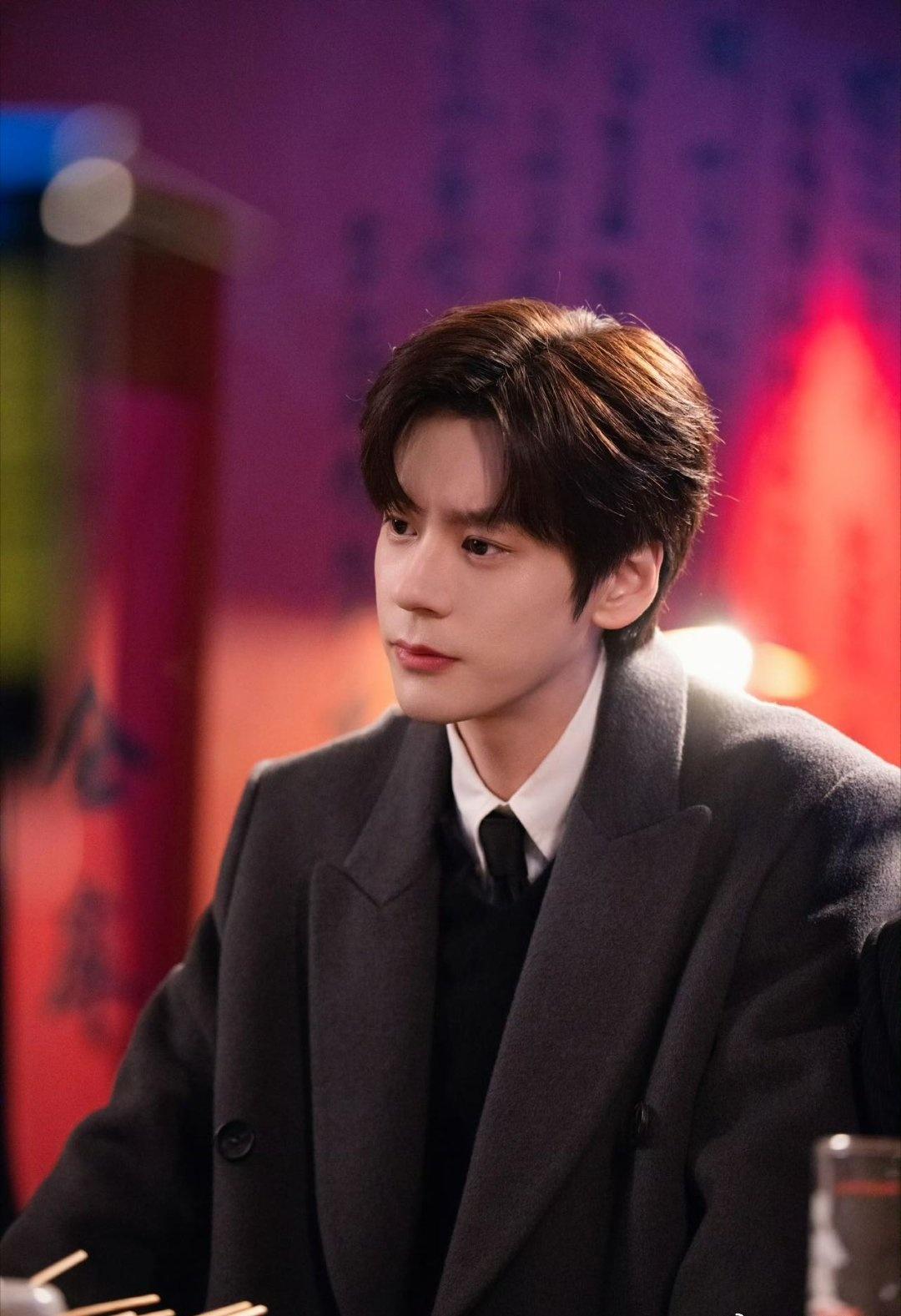 183的挺拔配黑大衣，秋风落叶落在肩头，那份氛围感，妥妥韩剧男主没跑了​​​