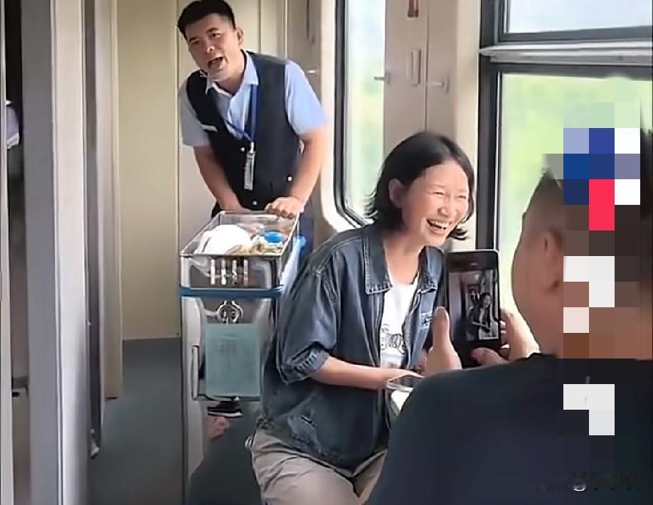 6月14日，Z304上海到乌鲁木齐的列车上，一名售卖员推着小车卖水果，看到一名男