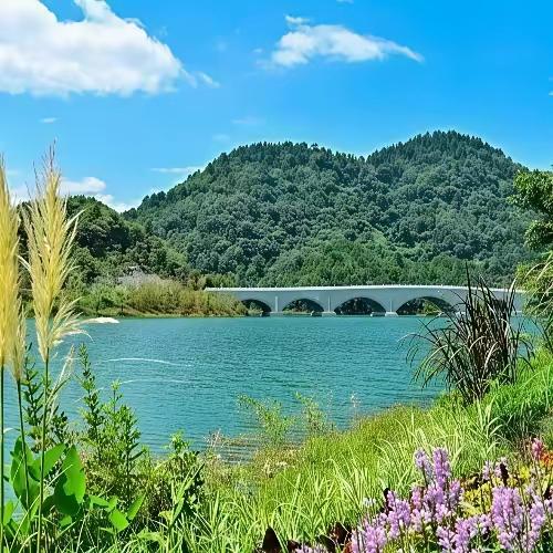 外卖骑手配送超时，给不给差评还真得看情况。有些消费者是“差评派”，他们觉得时间