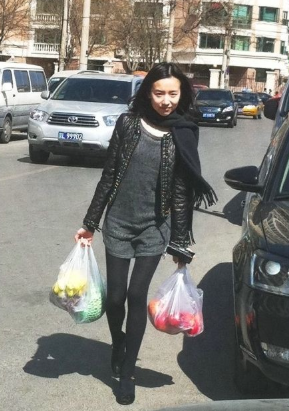 这是14年前的董洁，清新的像个邻家姐姐，手里拎着一堆刚从市场买来的水果，