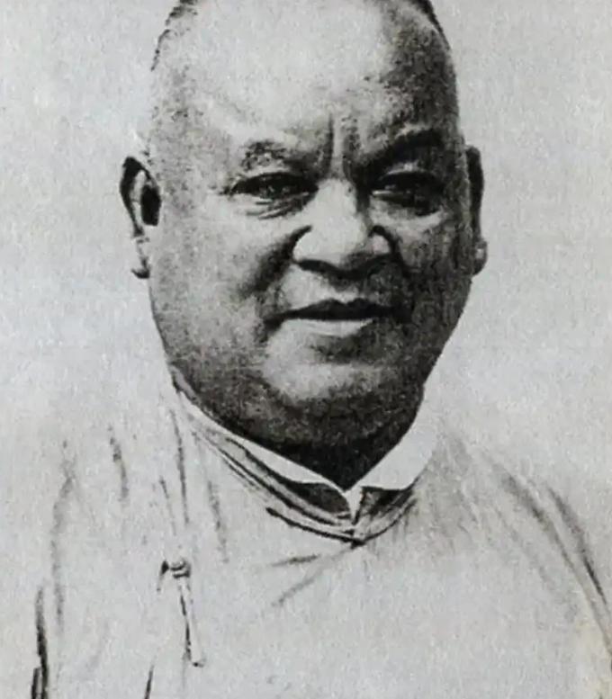 1952年，大白兔奶糖创始人冼冠生，跳楼身亡时，口袋里藏着一张纸，记录着抗战时，