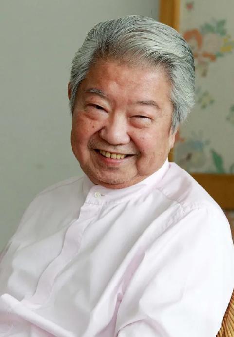 1993年，黄家驹在日本摔伤去世，蔡澜前往为他操办葬礼，记者问蔡澜:“你与黄家驹