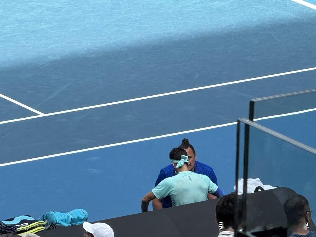 穆塞蒂几乎完全放弃了跑动，只能依靠搏杀式的打法来应对。战况急转直下，真的令人揪心