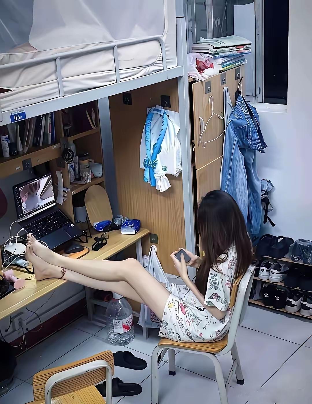 还在上大学的小姑娘，已经是标准的肤白，貌美，大长腿。