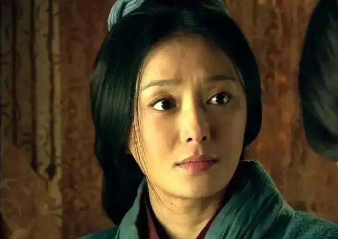 戚夫人太蠢，以为刘邦死了，儿子还能救她，还肆无忌惮的跟吕后作对，在作死的路上越走