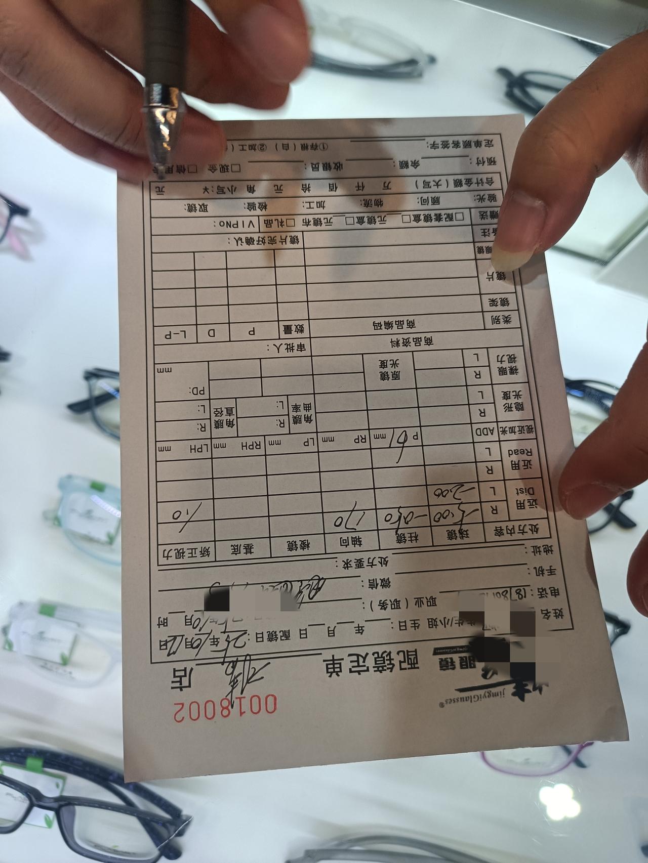 “后悔不已！”10月13日成都，一宝妈产后8个月，总感觉不戴眼镜时看东西很模糊，