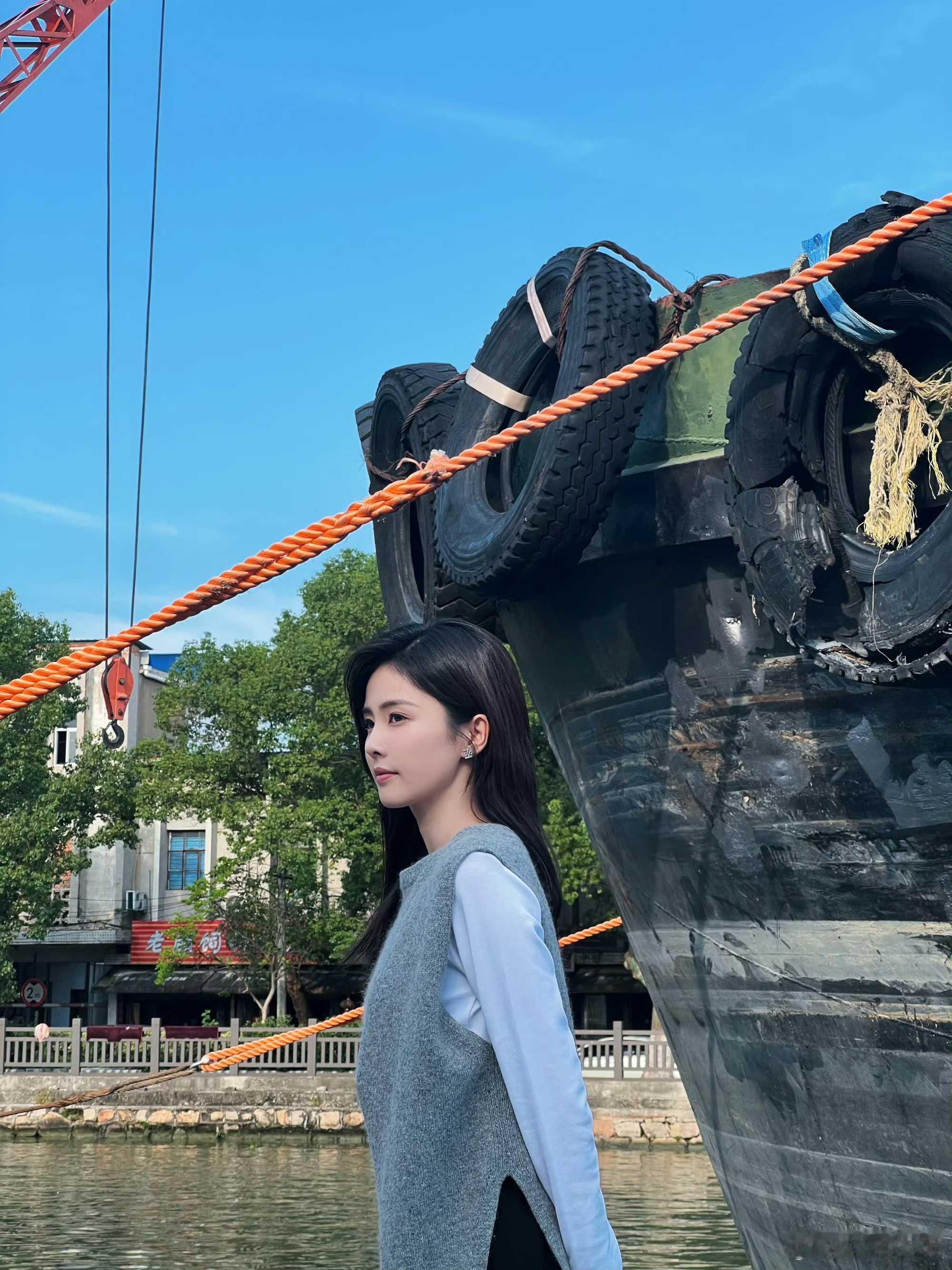 能和IU一同入围，这份荣誉里藏着共鸣。都是用角色说话的人，在各自的领域里闪闪