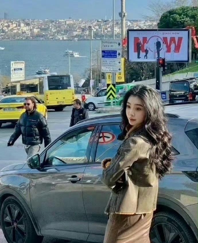 网友吐槽易梦玲把大都市拍成小县城，结果P图后瞬间变高大上了