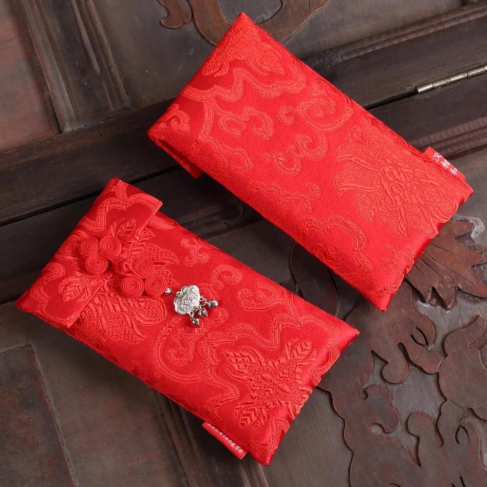 我儿子出生的时候，我爸妈给我拿了2万块钱，我想都没想就收下了，我公婆给我拿了50