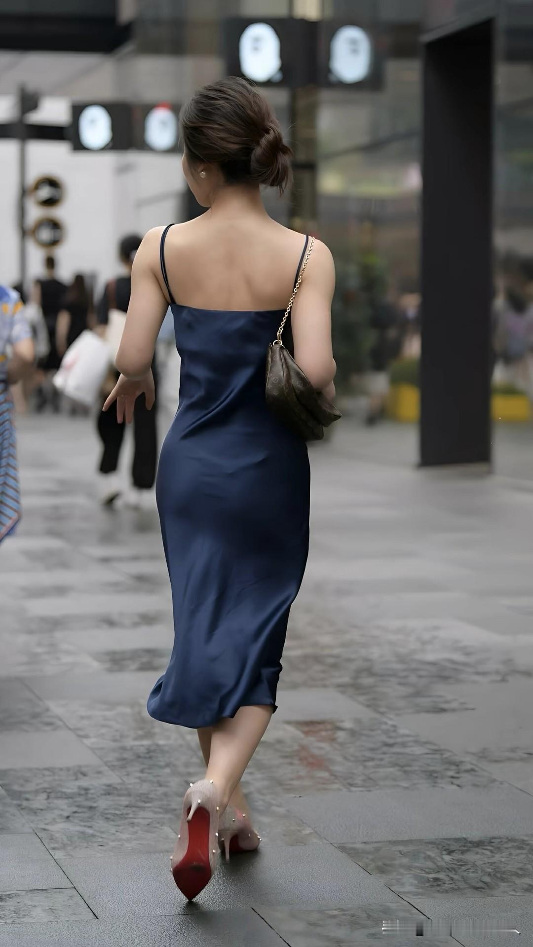 微胖身材穿搭有门道，冰丝裙和吊带长裙都是宝藏。大码性感遮肉吊带冰丝包臀裙就很不