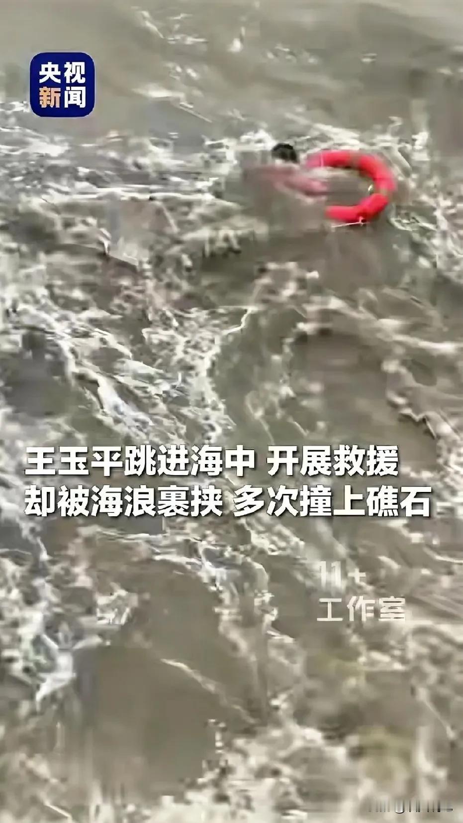 这才是真正的英雄！江苏连云港，一名渔民不幸落水了，岸上的人却不敢下水，只能干着急