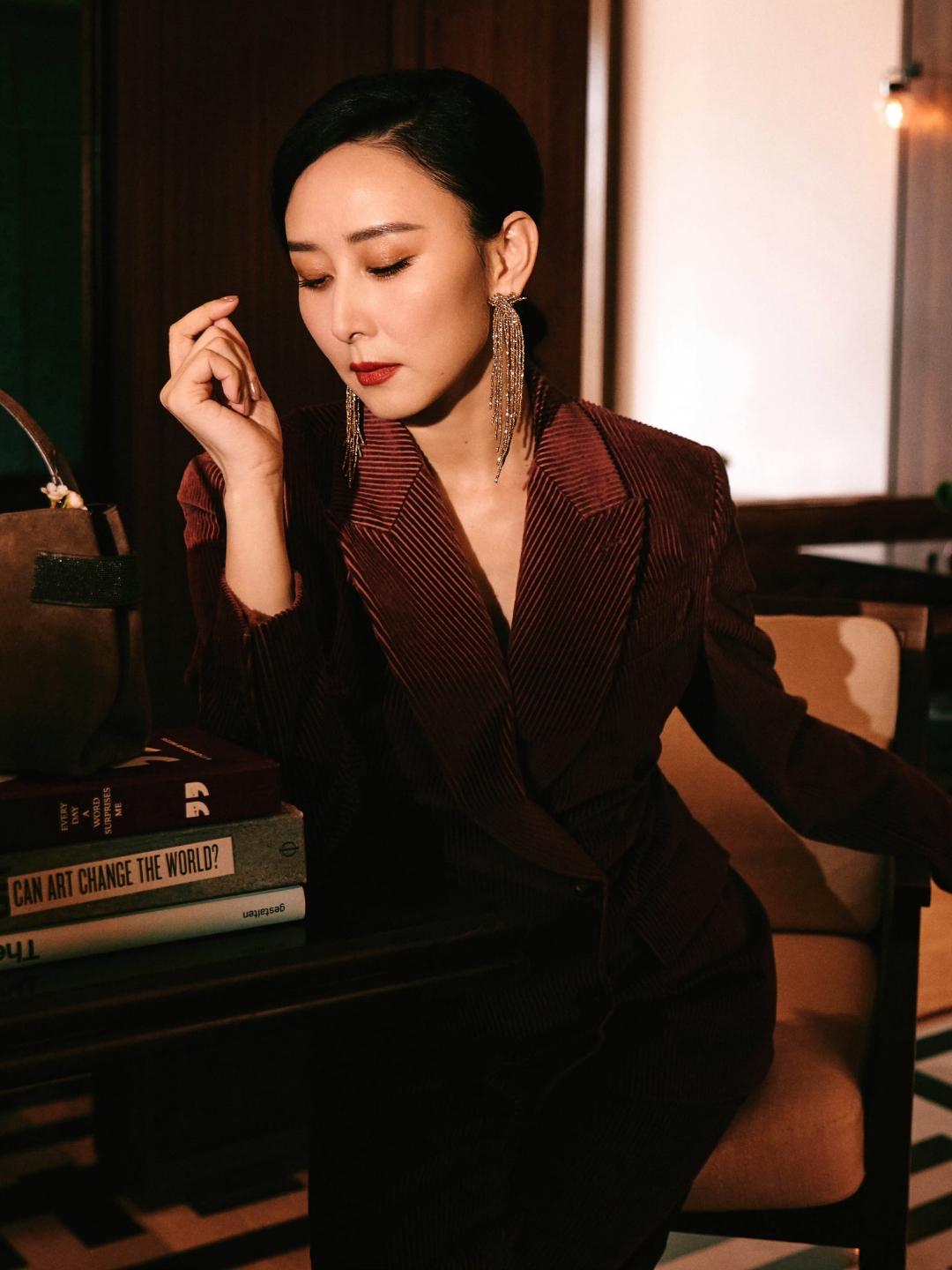 胡静这组酒红色竖纹西装造型，直接把“优雅野心家”焊在身上了✨