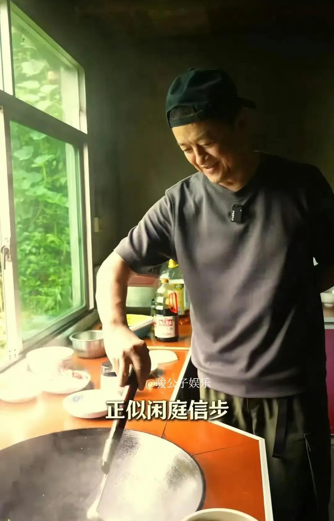 李亚鹏在乡村一处农家院举办聚餐活动，亲自掌勺烹饪美食，他表示已经深深爱上了山村的
