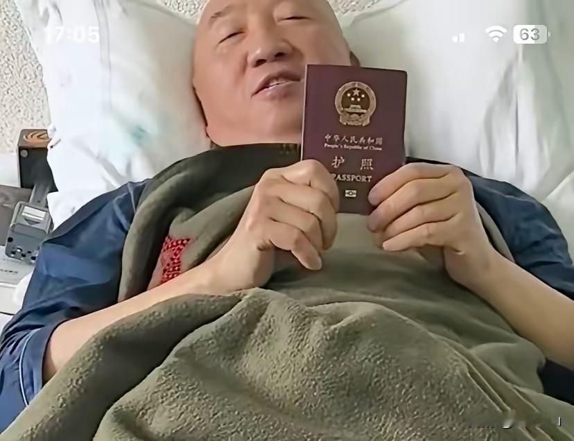 卢记者亮出了自己的中国护照。是中国籍又怎样？中国是支持乌克兰领土完整的国家，至