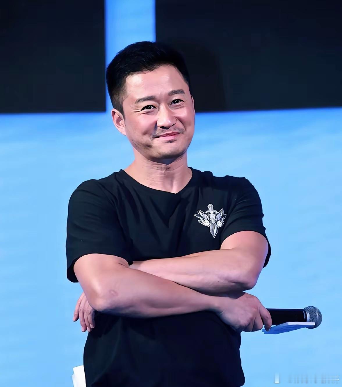 一觉醒来，吴京又天塌了，​不仅自己的电影因票房不佳而撤档，自己之前接受采访的视频
