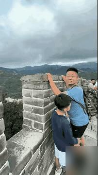 一个男人一家三口，爬长城去旅游，他们一家人爬到了长城，男人高兴坏了，男人告诉老婆
