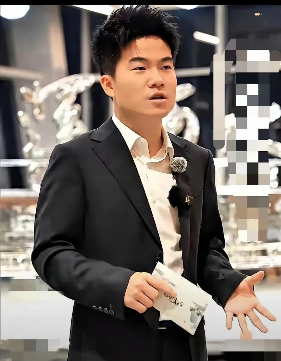 董宇辉现在在中国算是金字塔的人物了，就光他个人IP价值都是无价的。真是不