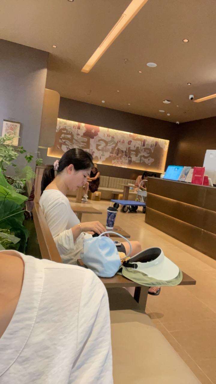 退休了不要老待在家里，看手机，刷视频，家里无人和你说话，时间长了，你感觉出门都不