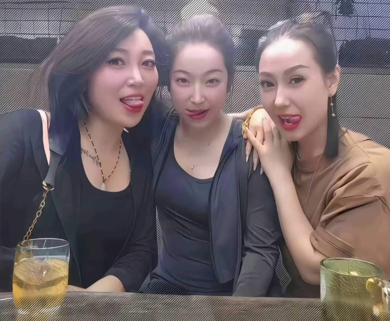 吓得我蹲在墙角瑟瑟发抖！