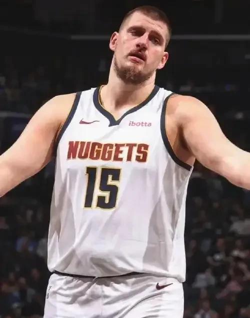 NBA历史中锋档位排名！大家认同吗？（综合荣誉，个人能力以及影响力）第一档：历