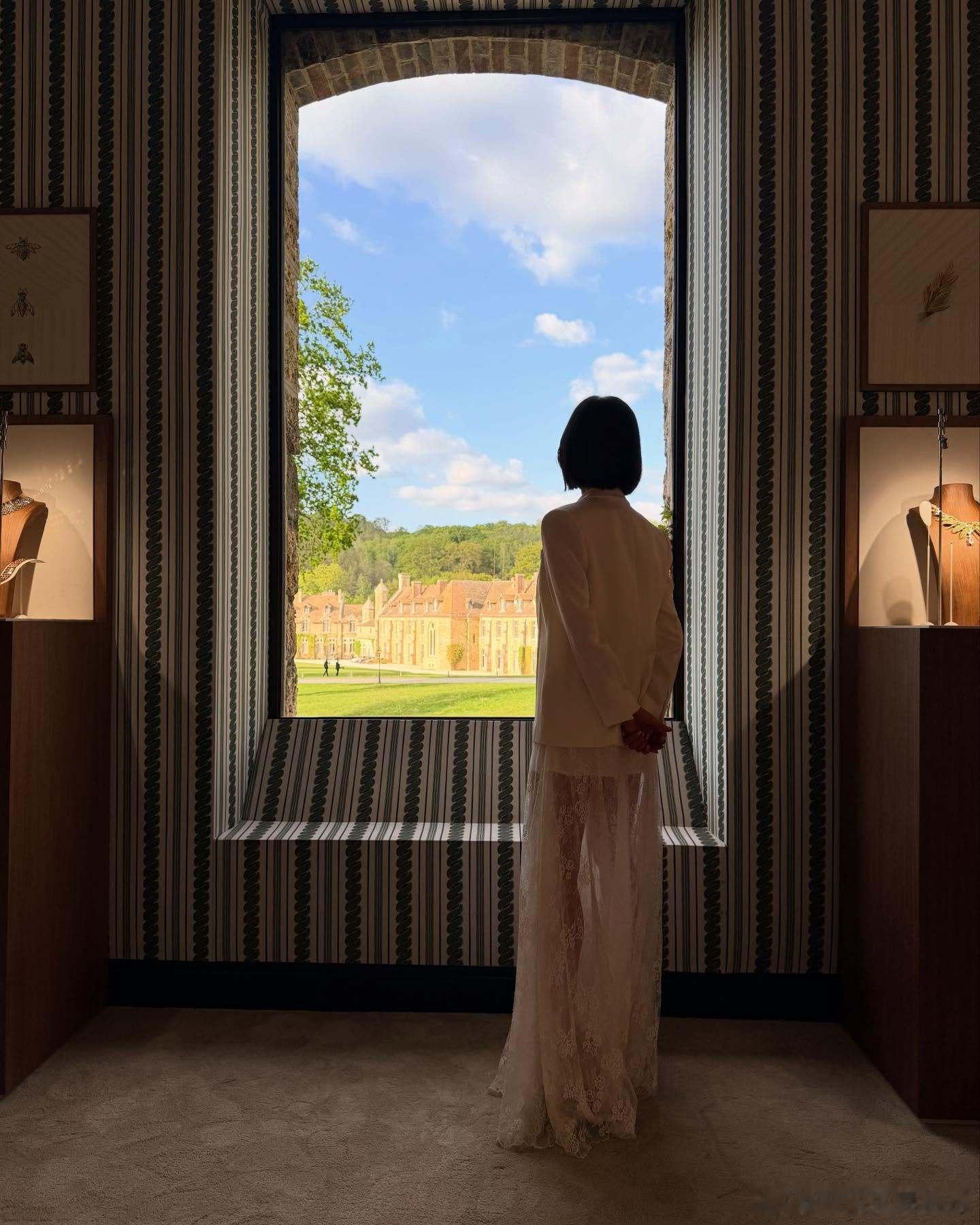 宋慧乔更新一组尚美巴黎高珠活动美照，白色西装搭配蕾丝裙，佩戴Joséphine