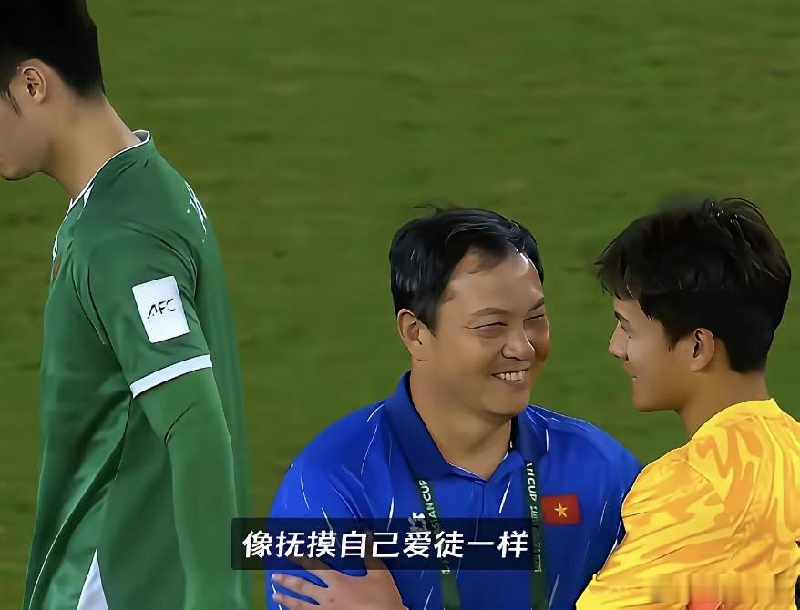越南助理教练抚摸了李昊，很多人都不知道这位助教是前韩国守门员李云在，中国足球的老
