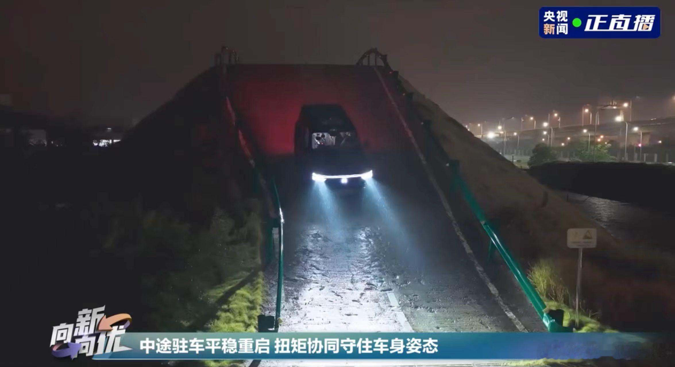 来看个猛的，在央视播出的猛士X700挑战局里有60%陡坡实测！光是镜头看着这个坡道就足够有压迫感，特