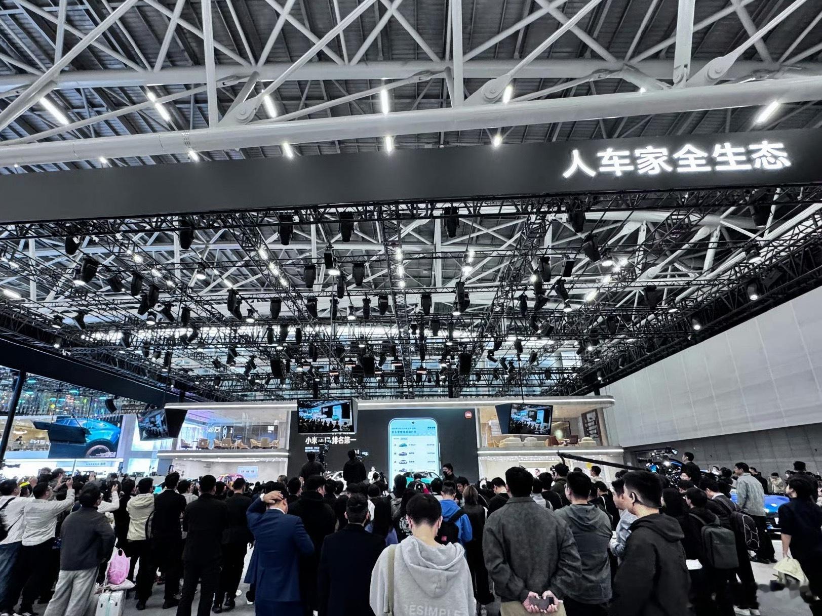 小米展台的人气真的绝，一眼望去全是排队的人，听说还送一万个车模！不得不佩服，小米