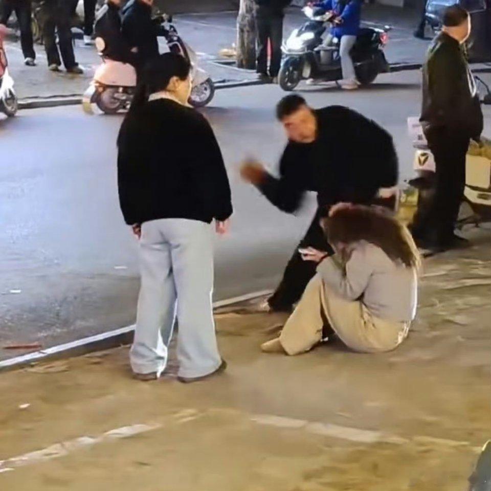 警方通报平顶山打人事件打人者系夫妻，二人已被刑拘。当街持续暴力殴打15岁女孩，不