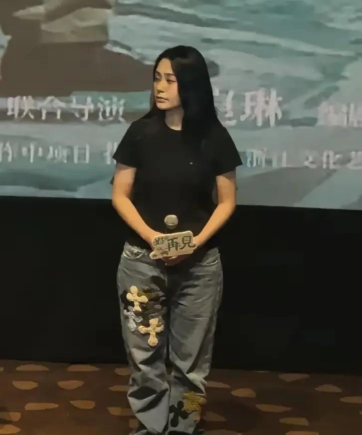 妈耶，这照片是谁拍的？是拍照水平不够还是故意丑化了？知道阿娇个子不高，但真没想