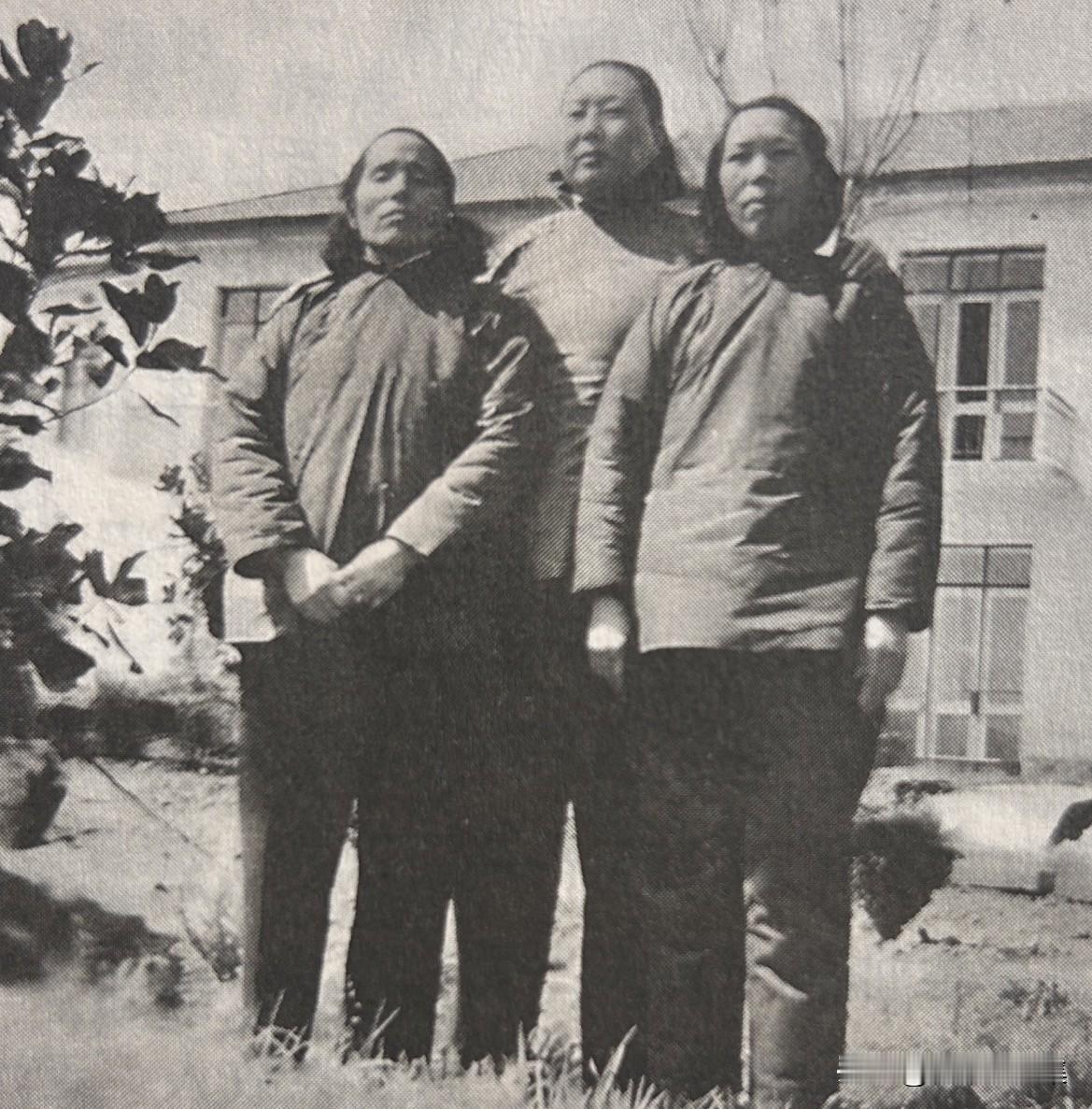 1961年冬，红四方面军老战友何连芝（左）、吴朝祥（中）与朱德云（右）在湖北武昌