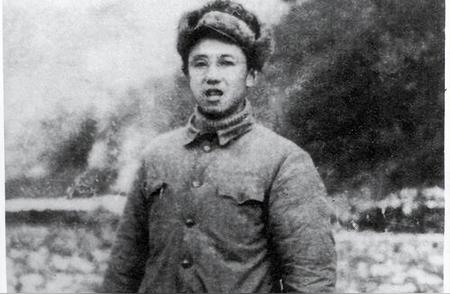 1939年，新四军追击汉奸的时候，无意间闯进了上海虹桥机场，看着停在草坪上的四架