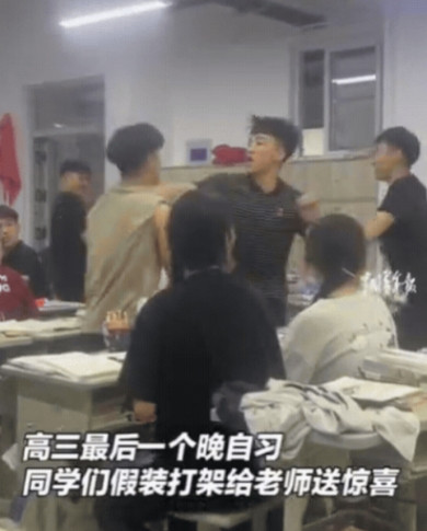 泪目！山东聊城，上晚自习时，班主任得知班上2个男生打架，刚走到教室，就看见一个男