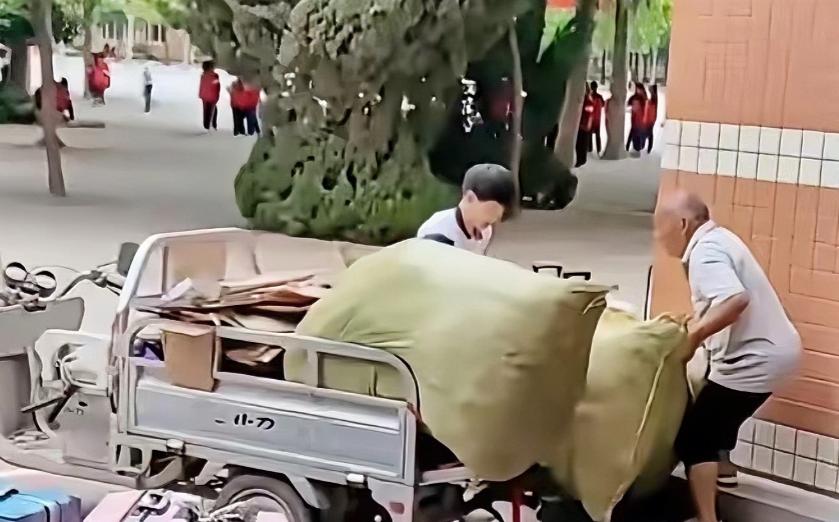 太懂事了！山东，一小男孩午休时跟老师说：要去上洗手间，等了半天，男孩仍迟迟未归，