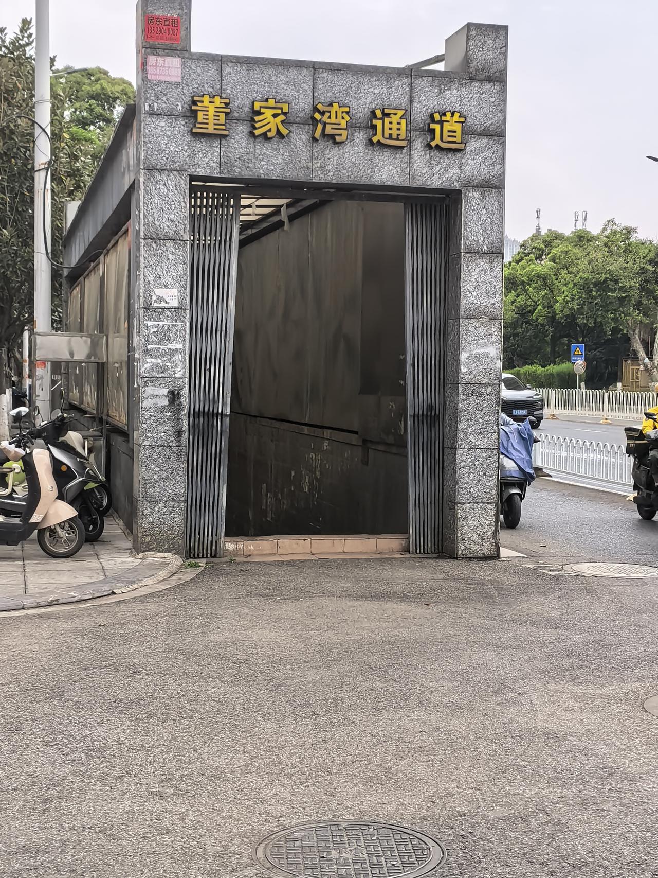 这是我在昆明见到的第一个过街地下通道有一个问题，现在知道昆明的人们都为什么不走