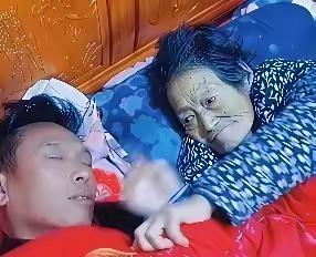 凌晨三点，男子在病危母亲床前累得睡着。醒来时母亲已走，他颤抖着调出监控，画面让他