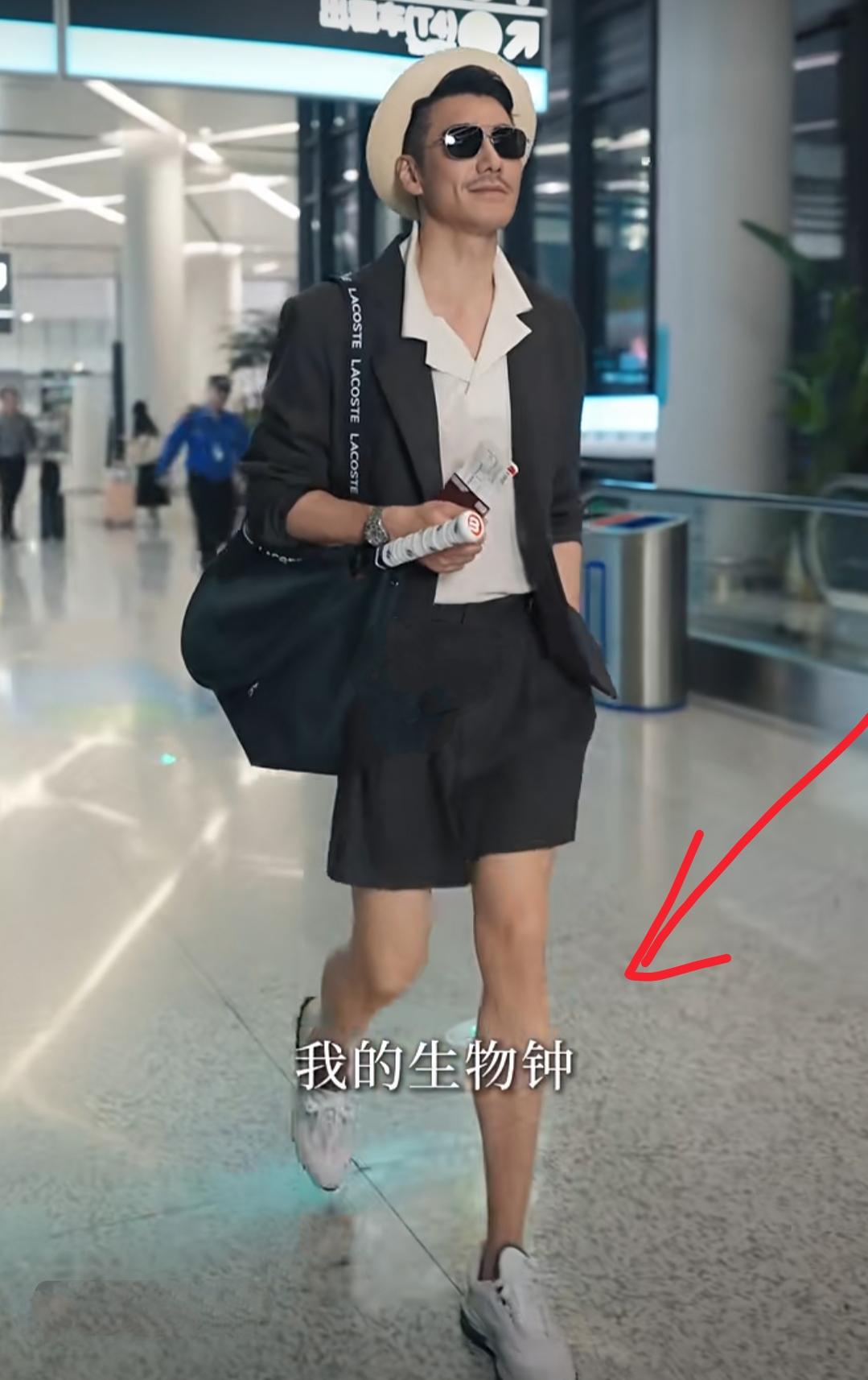胡兵西装搭配短裤真的太帅了！近日，名模胡兵发布视频，他头戴米白色礼帽