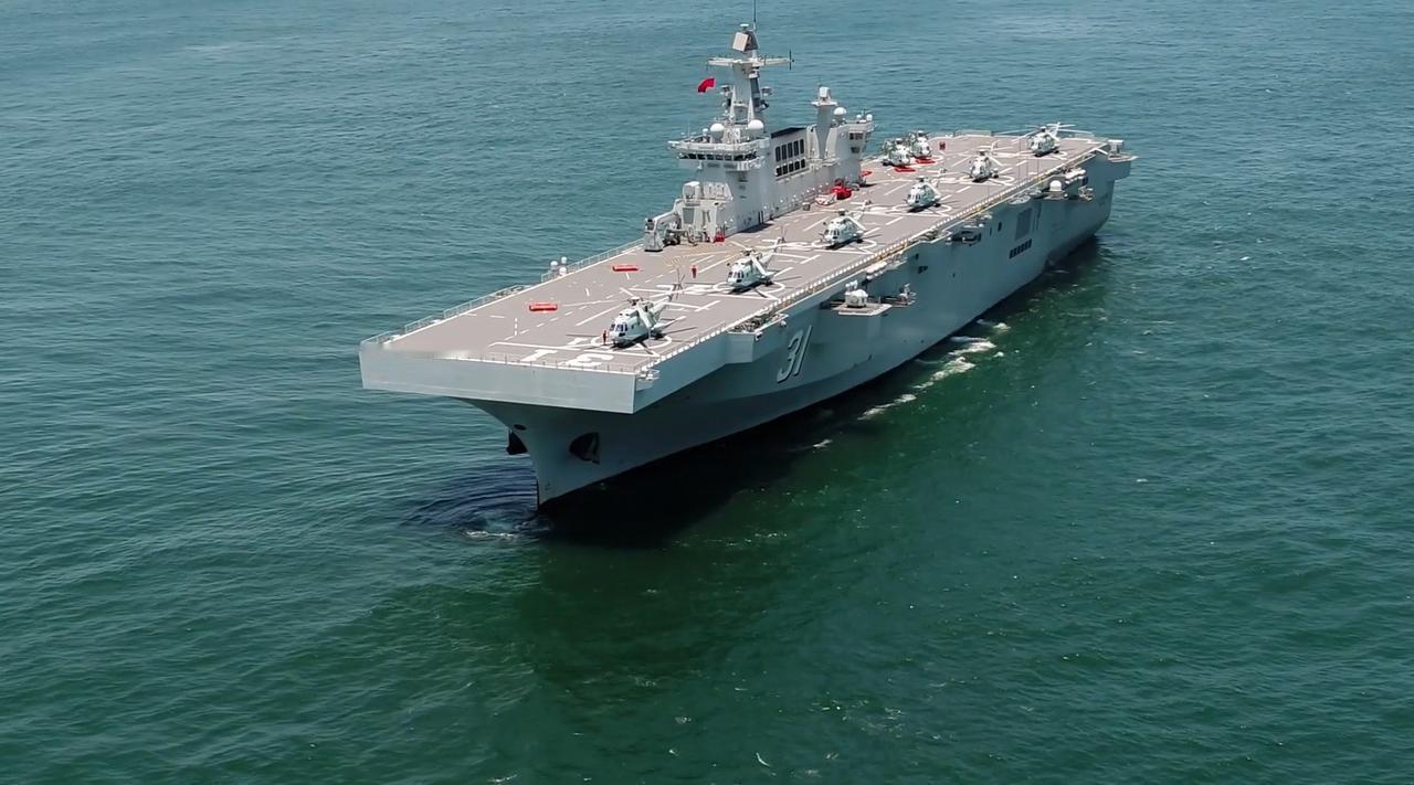 海南舰进船坞了。军迷圈瞬间炸成两派，一边喊着要上歼-35B垂直起降版，一边嚷嚷要