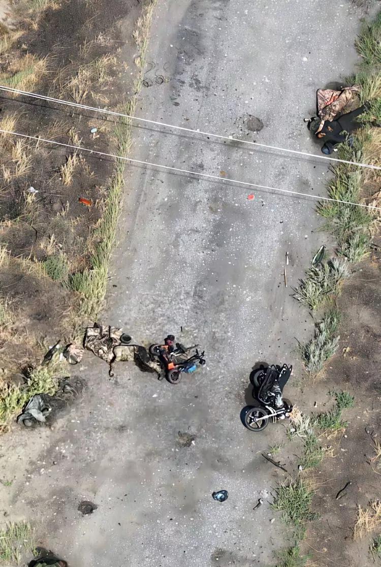 在乌克兰战场上出现了新型的俄军战斗队伍骑行摩托兵团。这时候他们非常地新颖，由于他