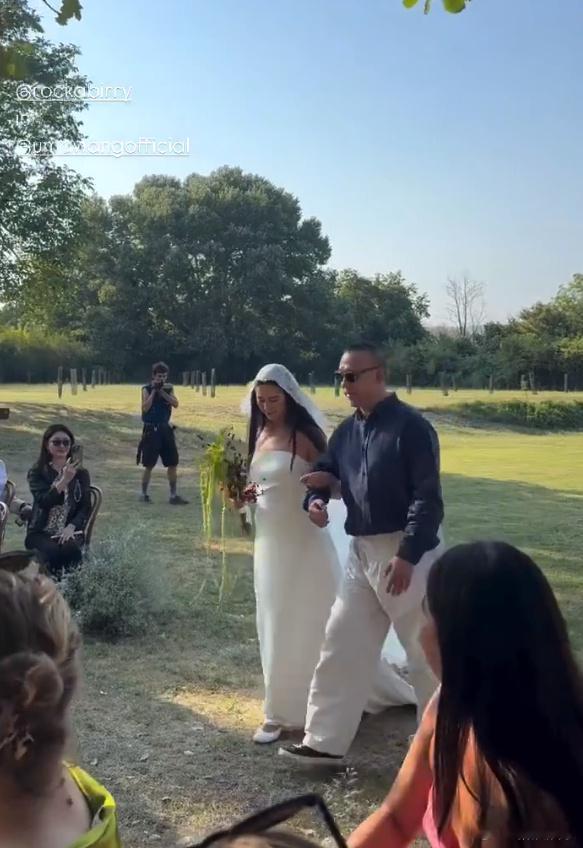 姜文女儿孕肚姜文女儿宣布怀孕21日晚，姜文女儿姜一郎发ins限动宣布怀孕，她对