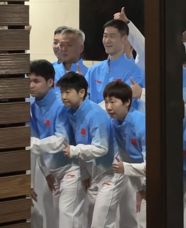 有人问：这次国乒出征名古屋亚运会，王楚钦为什么没穿潮牌？以前王楚钦穿潮牌，