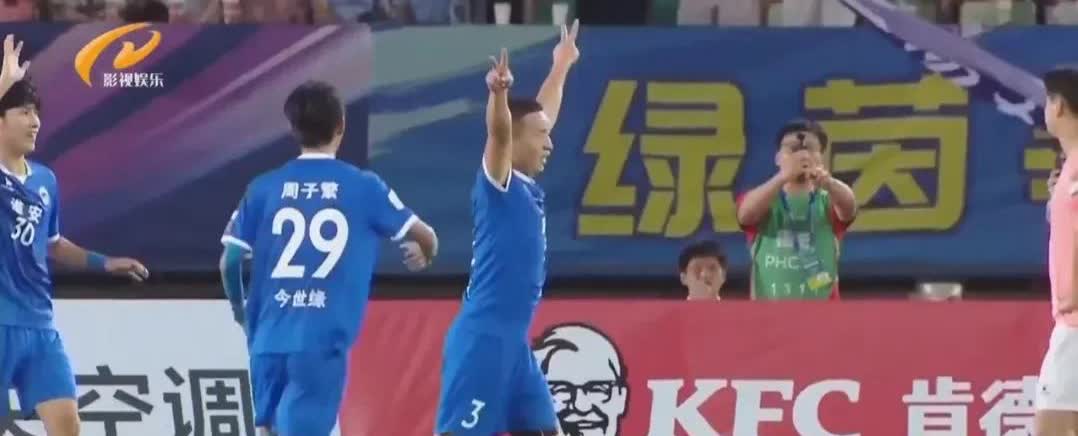这大概是全国第一个在正式比赛中进球的村支书吧！苏超无锡队对阵淮安队的比赛