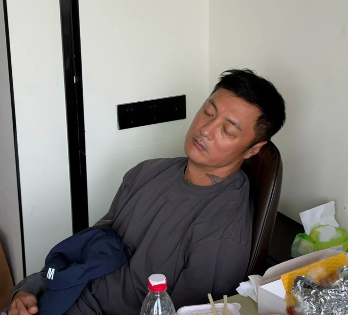 人老了，睡觉都是心酸的！余文乐是美黑了吗？看别的哥哥都化妆了打白了，就他没有！
