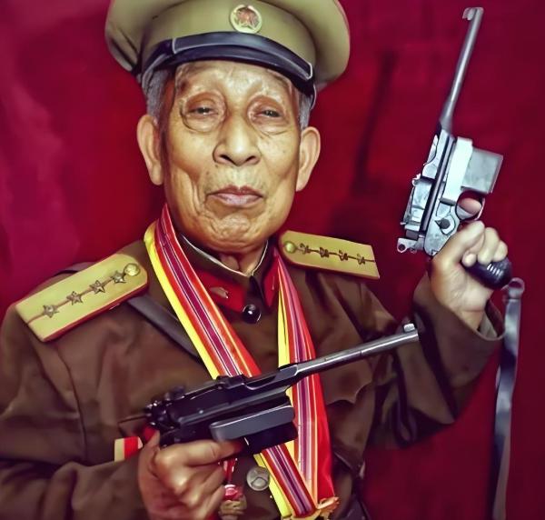 1996年，有人举报一位70岁老人私藏两支手枪。民警上门收缴时，老人抱出木