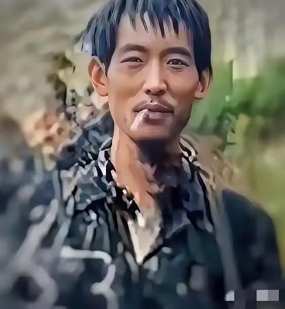 1988年，两山轮战期间，刚刚从战场上下来的英雄连长邱枢。此时，他背着冲锋枪，腰