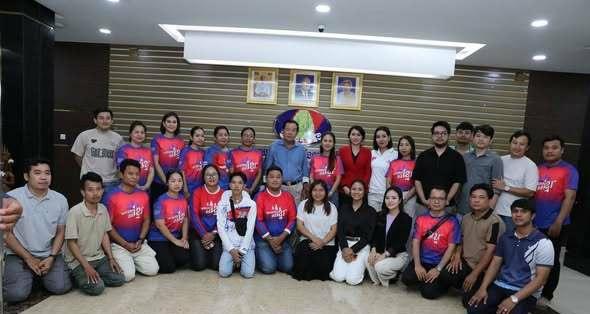 跟洪森合影，百姓要跪着，这是什么规矩？泰国跟柬埔寨保留着百姓向国王下跪的规矩，