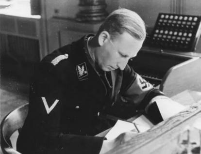 1942年5月，海德里希被捷克特工袭击，甚至脊椎骨都被炸断，但因抢救及时，并且提