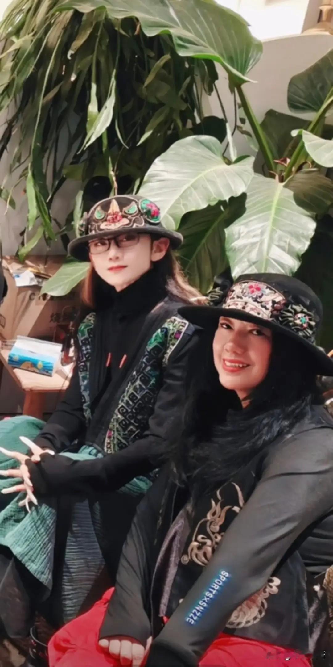 66岁的杨丽萍，离婚未育，去年母亲去世后，就独居在云南1000平的别墅里，偶尔和