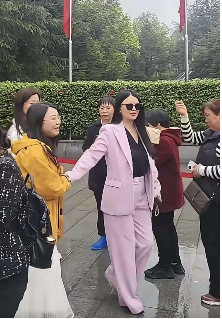 近日，李湘母女shao山现身，做了一件有意义的事情，献花寄情思！李湘一身粉色