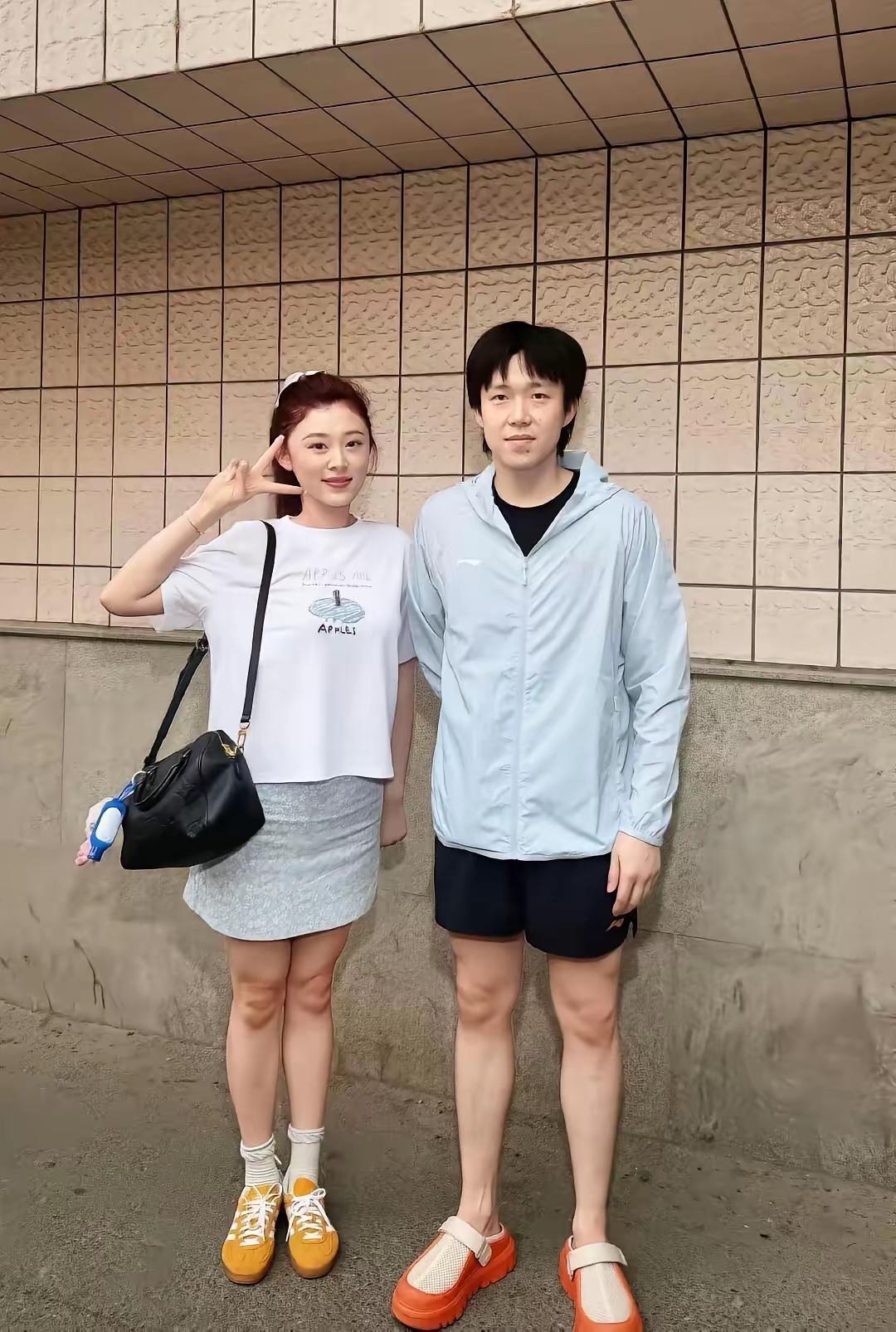 国乒名将王楚钦我认识，旁边的美女是谁呀？太漂亮了，气质不凡，是哪里的小姐姐呢？